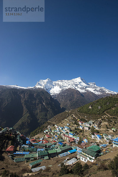 Namche Bazaar ist die letzte Stadt auf dem Weg zum Everest-Basislager  hier mit dem Kongde-Gipfel  Region Khumbu (Everest)  Nepal  Himalaya  Asien