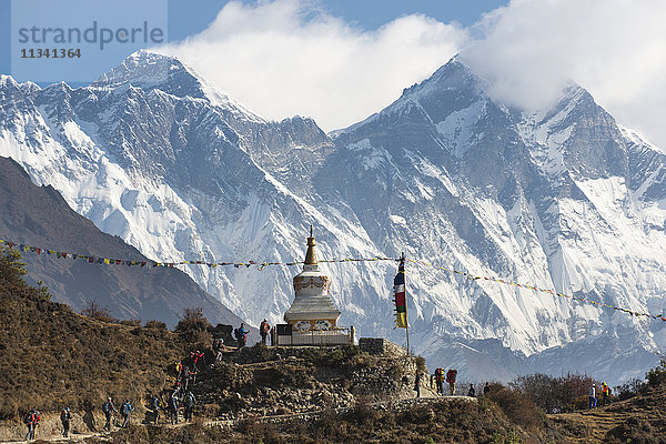 Scharen von Wanderern machen sich auf den Weg zum Everest-Basislager  der Mount Everest ist der Gipfel auf der linken Seite  Khumbu-Region  Nepal  Himalayas  Asien