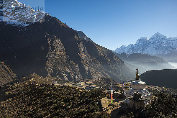 Blick vom Kloster Thame auf das Thame-Tal mit den Gipfeln Thermserku und Kantega in der Ferne  Khumbu-Region  Nepal  Himalaya  Asien