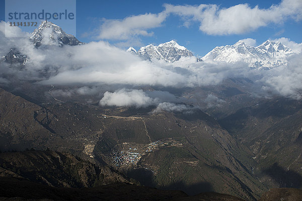 Ein Blick von Kongde auf Namche  das größte Dorf in der Khumbu (Everest) Region  Nepal  Himalaya  Asien