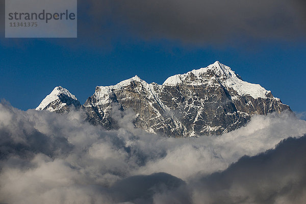 Ein Blick auf Taboche durch die Wolken von Kongde in der Everest-Region  Nepal  Himalaya  Asien