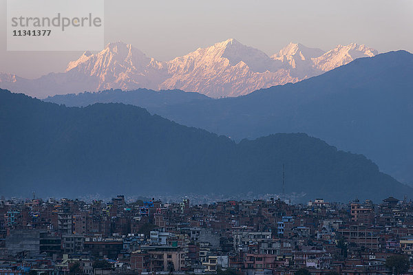 Kathmandu und das Ganesh Himal-Gebirge von Sanepa aus gesehen  Nepal  Himalaya  Asien