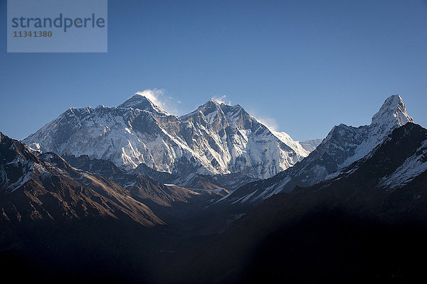 Blick auf den Mount Everest  entfernter Gipfel links hinter dem Nuptse-Lhotse-Grat  von Kongde  Khumbu-Region  Nepal  Himalaya  Asien
