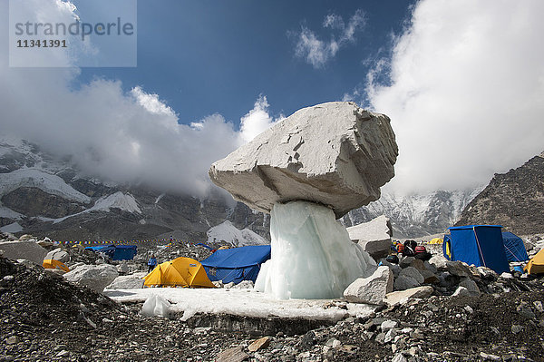 Im Frühjahr beginnt der Gletscher zu schmelzen  aber einige der größeren Felsen bilden Schattenbereiche  die das Eis darunter schützen  Khumbu-Region  Nepal  Himalaya  Asien