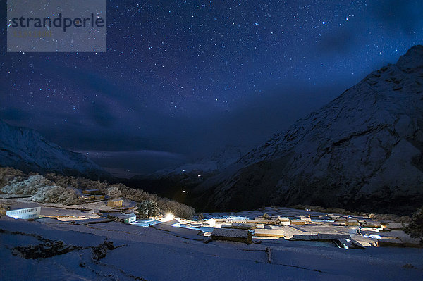 Das Sherpa-Dorf Phortse bei Nacht in der Khumbu-Region  Nepal  Himalaya  Asien