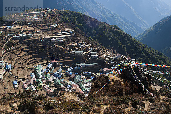 Namche Bazaar  auf dem Weg zum Everest Base Camp  hat sich von einem traditionellen Bergdorf zu einem geschäftigen Handelszentrum entwickelt  Khumbu Region  Nepal  Himalaya  Asien