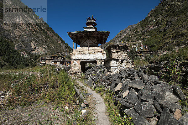 Mani-Steine und ein Kani bilden das Tor zu einem kleinen Dorf im Kagmara-Tal in Dolpa  einer abgelegenen Region in Nepal  Himalaya  Asien