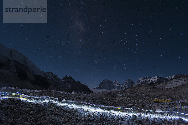 Aufbruch der Sherpas  die mit ihren Fackeln Lichtspuren auf dem Gletscher hinterlassen  auf dem Weg zum Everest  Nepal  Himalaya  Asien