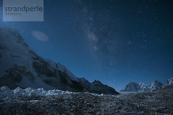 Der Khumbu-Gletscher unter einem Meer von Sternen  Nepal  Himalaya  Asien