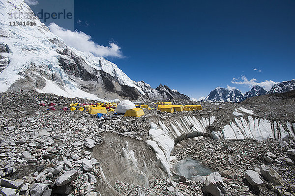 Zelte im Everest-Basislager auf dem Gletscher zwischen Felsbrocken und Löchern im Eis  Khumbu-Region  Nepal  Himalaya  Asien
