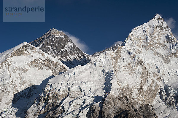 Der massive schwarze Pyramidengipfel des Mount Everest von Kala Patar aus gesehen  mit dem Nuptse als zweitem Gipfel rechts  Khumbu Region  Nepal  Himalaya  Asien