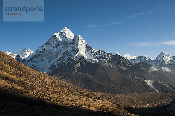 Die atemberaubende Spitze der Ama Dablam  6812 m  von Dhukla in der Khumbu-Region aus gesehen  Nepal  Himalaya  Asien