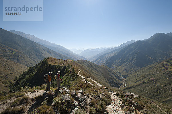 Pause auf dem Wanderweg an einem Aussichtspunkt im Juphal-Tal  Nepal  Himalaya  Asien