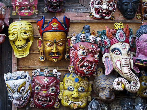 Bemalte Gesichtsmasken in der historischen Newar-Stadt Bhaktapur  Nepal  Asien