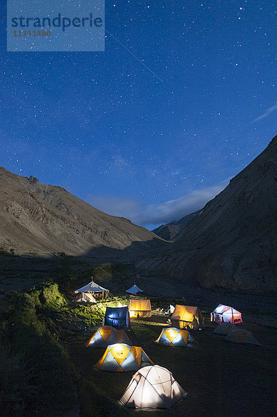Eine Gruppe zeltet in Wanlah während eines Trekkings auf der Hidden-Valleys-Route  Ladakh  Himalaya  Indien  Asien