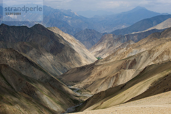Blick vom Gipfel des Konze La auf 4900 m während des Hidden Valleys Trekkings in Ladakh  Himalaya  Indien  Asien