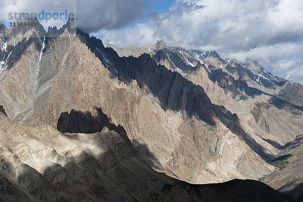 Licht und Schatten bewegen sich über die zerklüfteten Gipfel des Zanskar-Gebirges  gesehen vom Gipfel des Dung Dung La in Ladakh  Himalaya  Indien  Asien