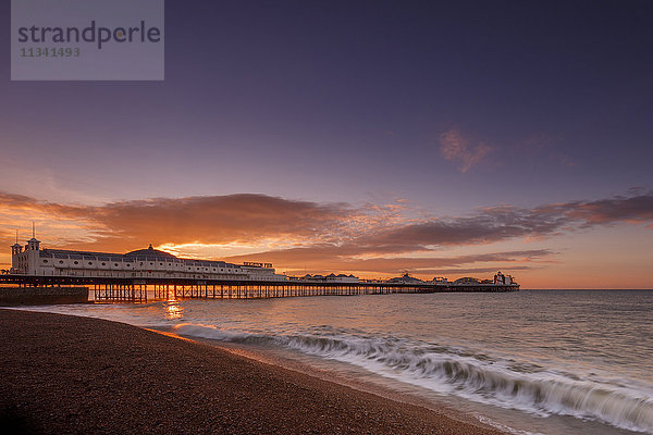 Brighton Pier und Strand bei Sonnenaufgang  Brighton  East Sussex  Sussex  England  Vereinigtes Königreich  Europa