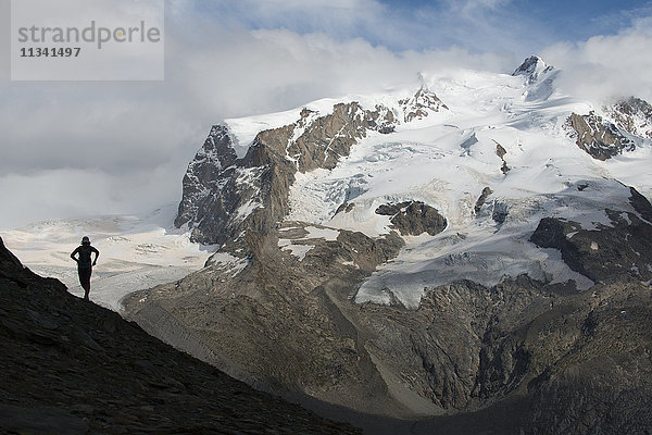 Laufen in den Schweizer Alpen bei Zermatt mit Blick auf den Monte Rosa  Zermatt  Wallis  Schweiz  Europa
