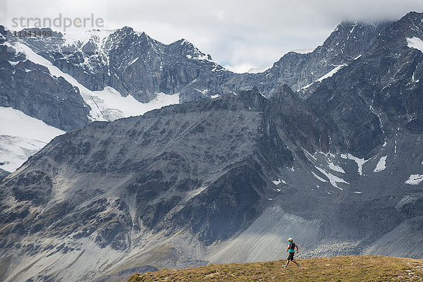 Ultralauf in den Schweizer Alpen bei Zermatt  Wallis  Schweiz  Europa