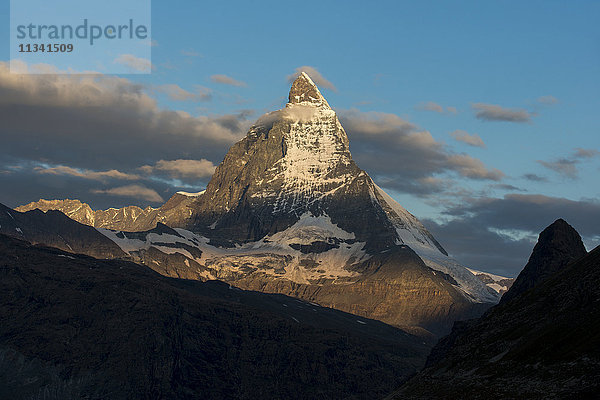 Das Matterhorn in den Schweizer Alpen von der Seite des Gornergletschers aus gesehen  nicht weit von Zermatt  Wallis  Schweiz  Europa