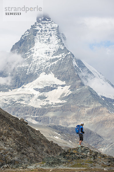 Wanderung in den Schweizer Alpen bei Zermatt mit Blick auf das Matterhorn in der Ferne  Zermatt  Wallis  Schweiz  Europa