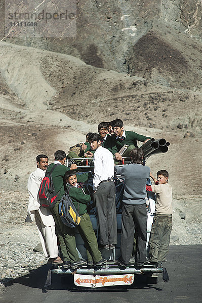 Kinder überladen einen lokalen Bus auf dem Weg zur Schule  Gilgit-Baltistan  Pakistan  Asien