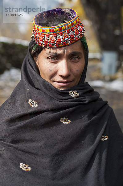 Eine Kalasha-Frau in traditioneller Kleidung  Nordwest-Grenzprovinz  Pakistan  Asien
