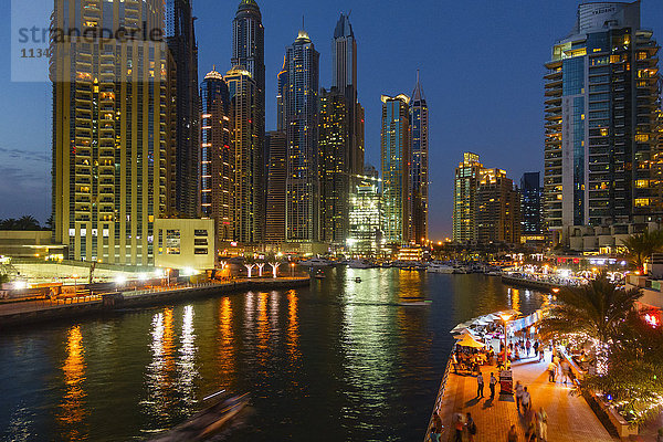 Dubai Marina bei Nacht  Dubai  Vereinigte Arabische Emirate  Naher Osten