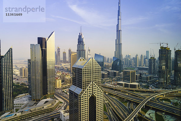 Burj Khalifa und Sheikh Zayed Road Interchange  Downtown Dubai  Dubai  Vereinigte Arabische Emirate  Naher Osten