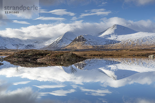 Lochan na Stainge und Black Mount unter Schnee im Hochwinter  Argyll und Bute  Schottland  Vereinigtes Königreich  Europa