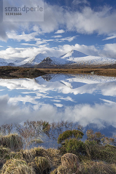 Lochan na Stainge und Black Mount unter Schnee im Hochwinter  Argyll und Bute  Schottland  Vereinigtes Königreich  Europa