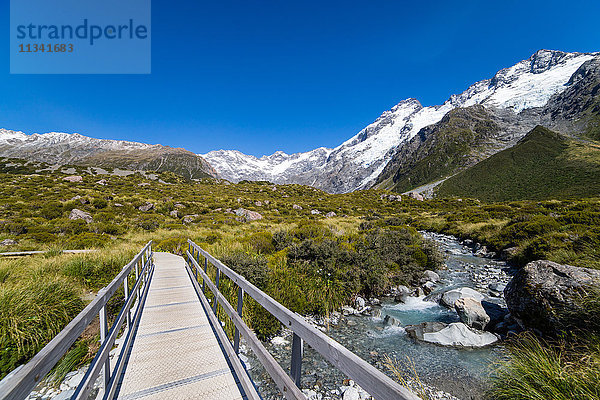 Ein Wanderweg führt über eine Holzbrücke  die hoch oben in den Bergen knarrt  Südinsel  Neuseeland  Pazifik
