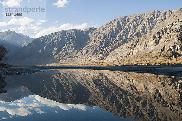 Der kristallklare Fluss Shyok bildet ein Spiegelbild im Khapalu-Tal in der Nähe von Skardu  Gilgit-Baltistan  Pakistan  Asien