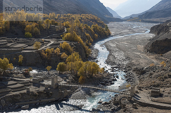 Das Dorf Hushe an einem sich schlängelnden Fluss  Gilgit-Baltistan  Nordpakistan  Asien