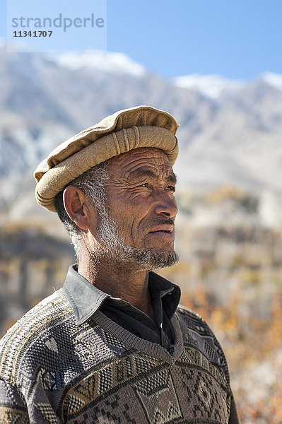 Ein Mann aus dem Dorf Merchulu im Hushe-Tal  Gilgit-Baltistan  Nordpakistan  Asien