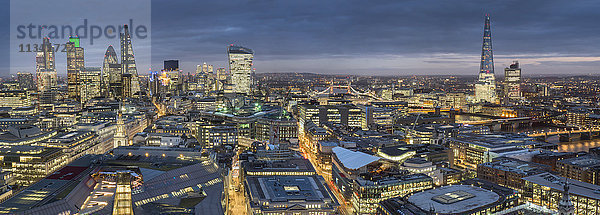 Stadtpanorama in der Abenddämmerung  London  England  Vereinigtes Königreich  Europa