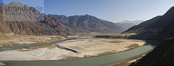 Der Indus von der Karakoram-Autobahn aus gesehen  Gilgit  Pakistan  Asien