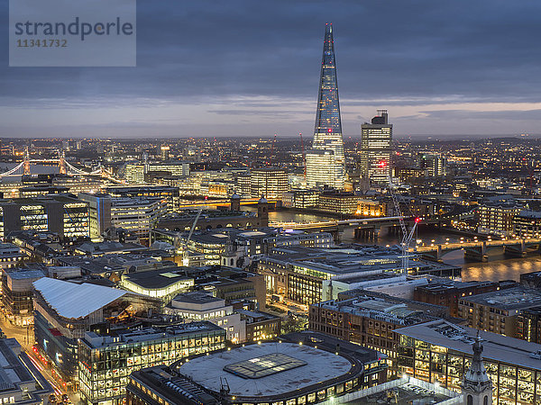 Stadtbild mit The Shard in der Abenddämmerung  London  England  Vereinigtes Königreich  Europa