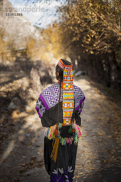 Kalasha-Frau aus dem Kalasha-Tal in traditioneller Kleidung  Nordwest-Grenzprovinz  Pakistan  Asien