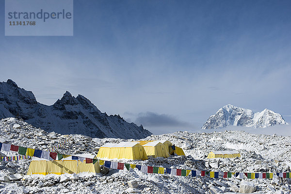 Das Everest-Basislager am Ende des Khumbu-Gletschers liegt auf 5350 m  Khumbu-Region  Himalaya  Nepal  Asien