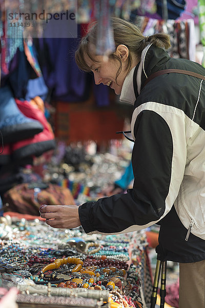 Einkaufen von Souvenirs in Namche Bazaar  dem Hauptort des Everest-Basislager-Trekkings  Region Khumbu  Nepal  Asien
