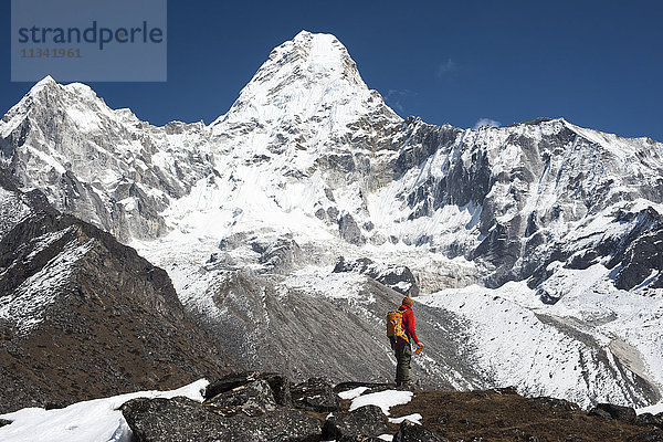 Ein Trekker hält an  um die Aussicht auf die Ama Dablam in der Everest-Region zu bewundern  Khumbu-Region  Himalaya  Nepal  Asien