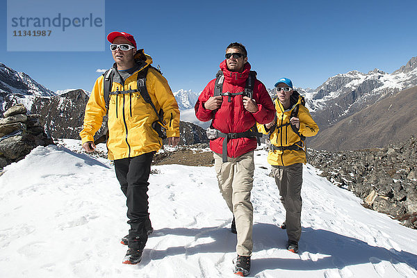 Ein Team von vier Bergsteigern kehrt nach der Besteigung der Ama Dablam im nepalesischen Himalaya ins Basislager zurück  Region Khumbu  Nepal  Asien