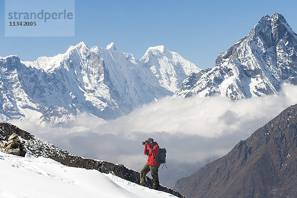 Ein Fotograf  der in der Everest-Region des nepalesischen Himalaya arbeitet  Khumbu-Region  Nepal  Asien