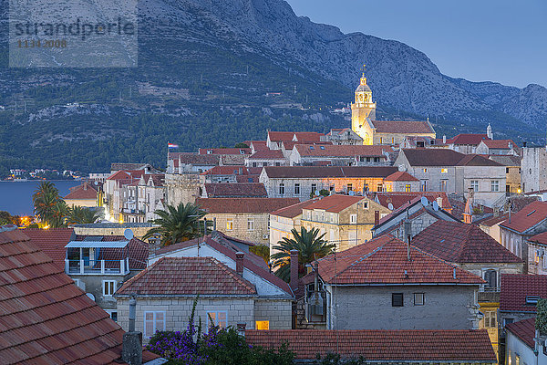 Blick auf die Stadt Korcula in der Abenddämmerung  Korcula  Dalmatien  Kroatien  Europa