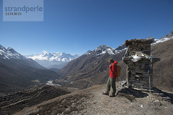 Ein Trekker in der Everest-Region blickt auf das Khumbu-Tal in Richtung Pangboche  Khumbu-Region  Himalaya  Nepal  Asien