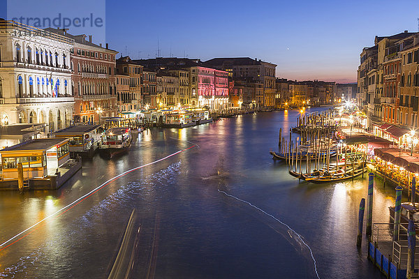 Canal Grande in der Abenddämmerung  Venedig  UNESCO-Weltkulturerbe  Venetien  Italien  Europa