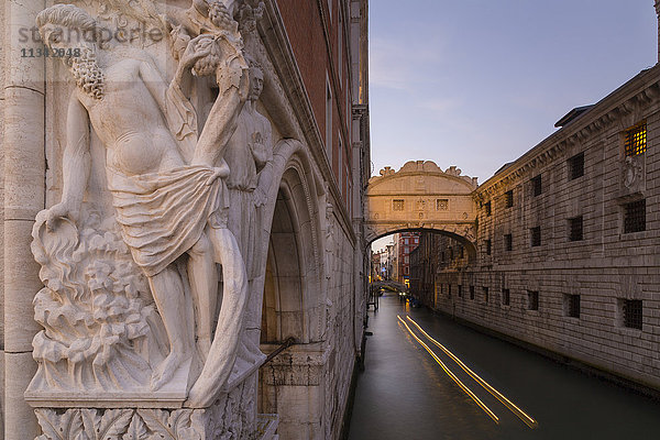 Dogenpalast  Seufzerbrücke und Gondel  Markusplatz  Venedig  UNESCO-Weltkulturerbe  Venetien  Italien  Europa