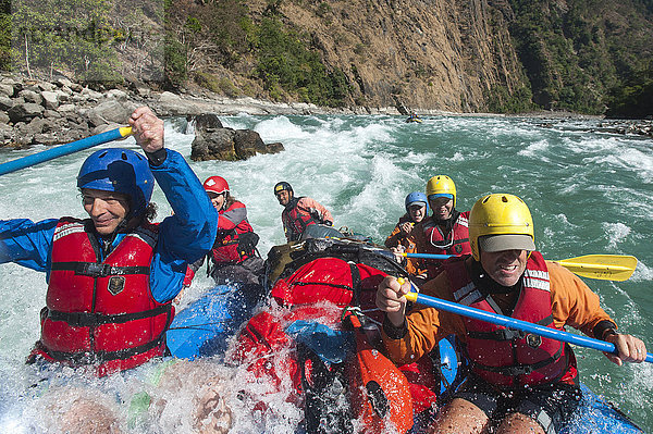 Rafter werden beim Durchfahren großer Stromschnellen auf dem Karnali-Fluss bespritzt  West-Nepal  Asien